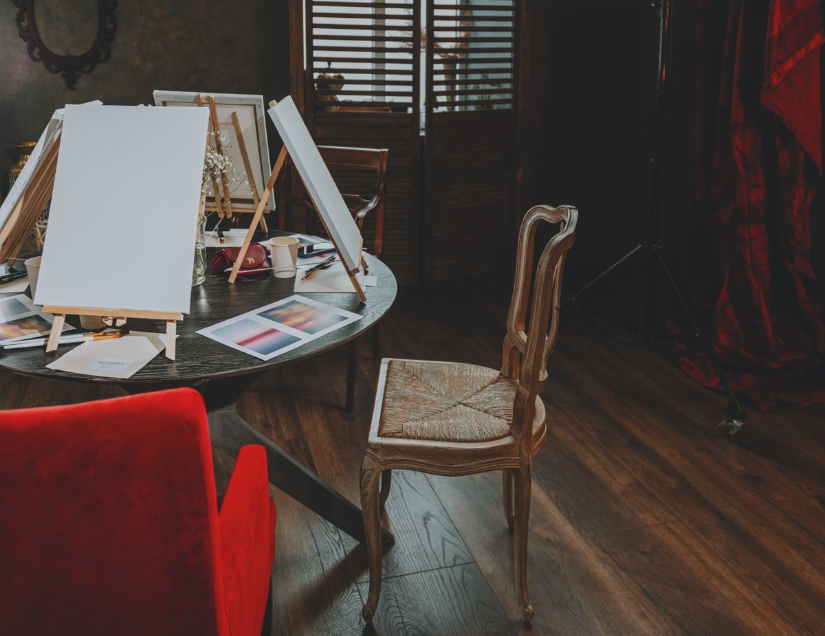 Des chevalets et des tabourets dans un atelier